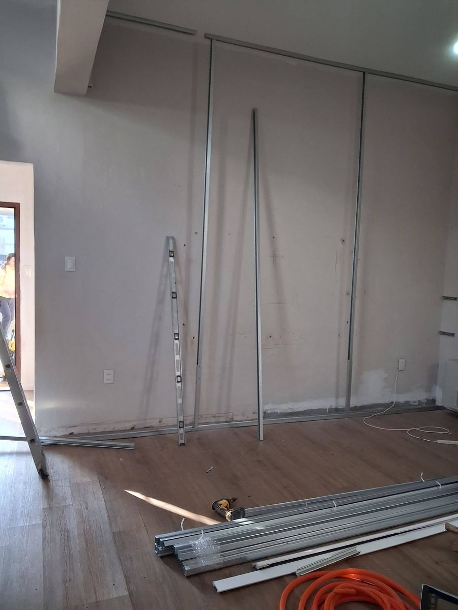 Perfiles de acero galvanizado montados sobre la pared