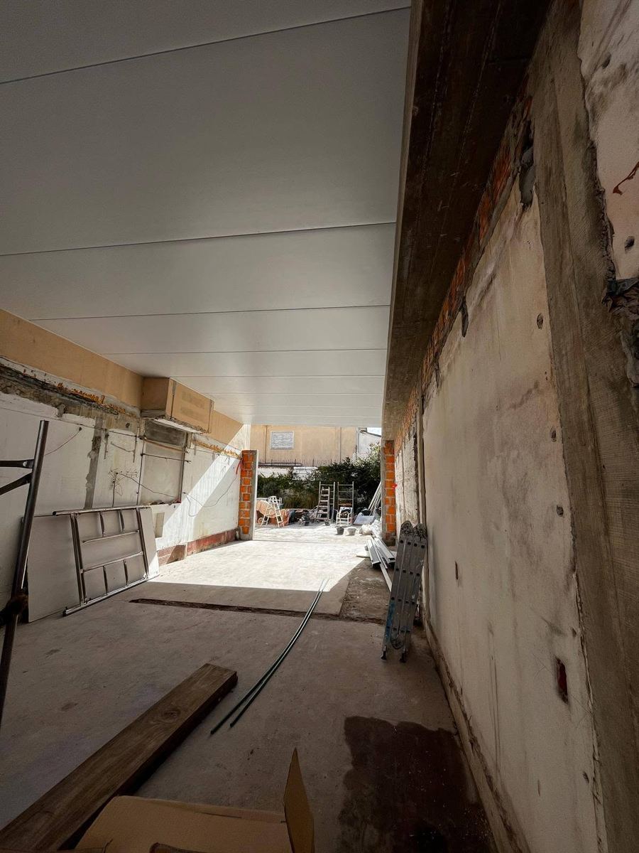 Ambiente en obra gruesa con paredes sin terminar